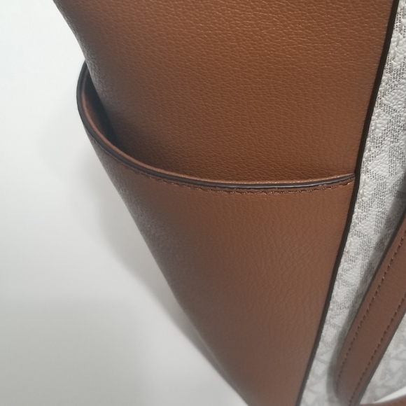 Michael Kors 2 PCS Should Purse Bag Charm Pom NWT - Picture 12 of 14